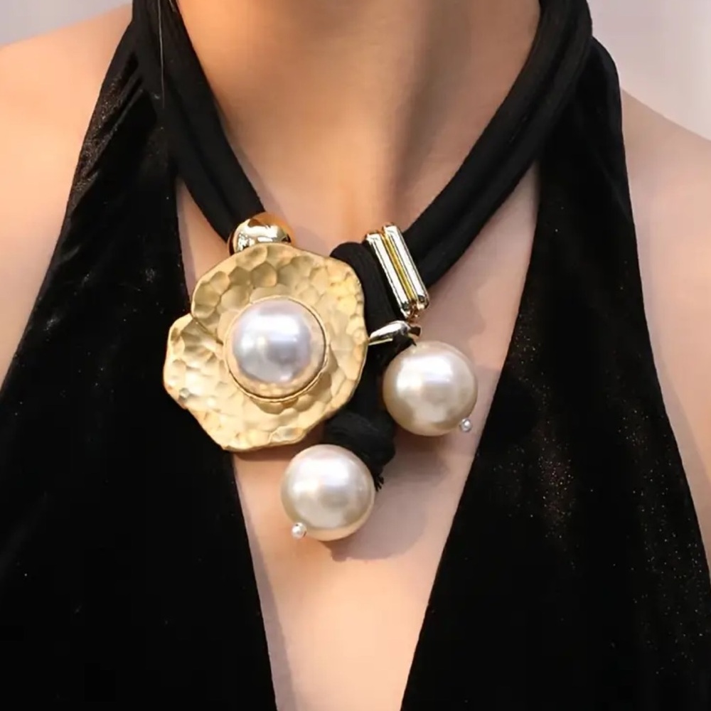 NWOT Elegant Gold and Black Pearl Necklace